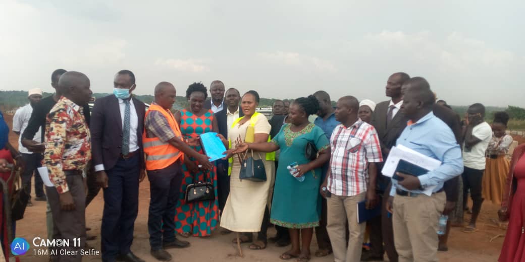 Subcounty chief & Chairperson LC3 of Magogo subcounty, together with head teachers accompanied by SMC & PTA committee members receive iron sheets from district leadership. These iron sheets were procured by OPM for institutions and Kamuli district was allocated 1000. The purpose is to roof the new Magogo subcounty headquarters and classroom blocks at certain schools in the district.
District leadership (RDC, CAO, LCV C/Pn) handing over iron sheets to Magogo S/C chief, LC3 C/P, headteachers, SMC & PTA members.